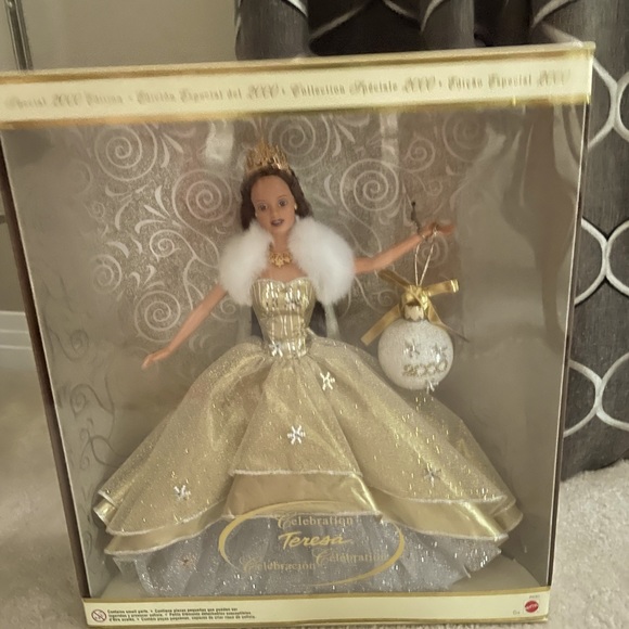 Celebration Teresa Holiday 2000 Barbie - Picture 2 of 13